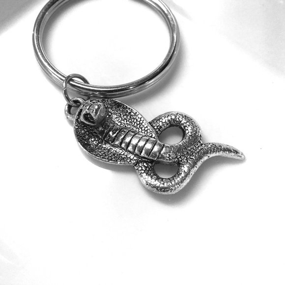 Miniature Cobra Snake Pet Charm Gift Keyring Keychain - Picture 4 of 4